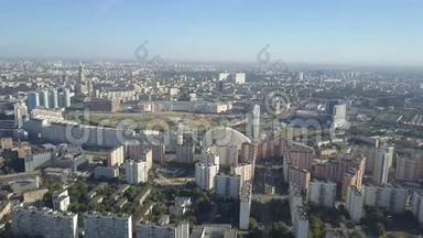 莫斯科城市鸟瞰图.. 莫斯科市区住宅区的无人机射击。 阳光明媚的莫斯科城市景观。